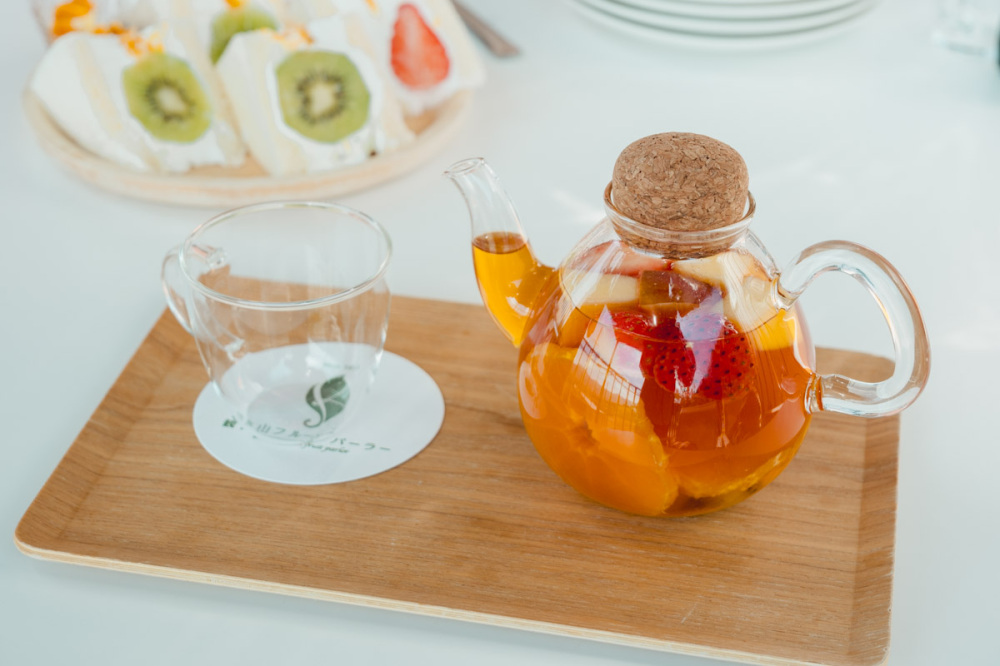 Other menu items include seasonal fruit tea and fruit sandwiches. During our trip, that was kiwi, apple, strawberry, and orange tea; and kiwi, fig, and grape sandwiches.