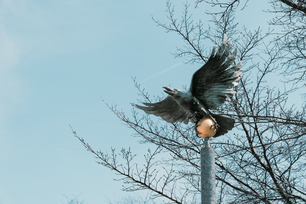 Ōyunohara, the former site of Kumano Hongu Taisha, is home to an impressive statue of the Yatagarasu. We pray to this three-legged messenger of the gods for a safe journey.