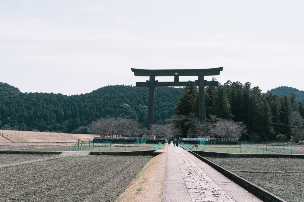 “Oyuno-hara” is located about 500 meters from the current Kumano Hongu Taisha Shrine. Its landmark is Japan’s largest torii gate, standing approximately 34 meters tall and 42 meters wide.