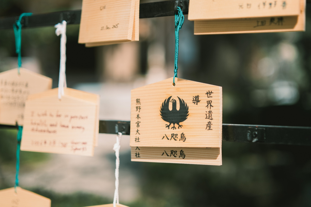 The figure of the Yatagarasu, the symbol of Kumano Hongu Taisha, can be seen in various places throughout the shrine grounds.