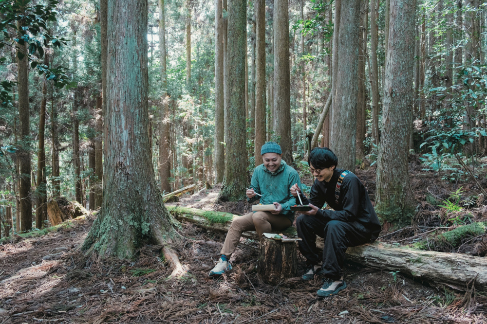 Lunchtime at the former site of Matsuhata Chaya, beyond Hyakken-gura. Iwakura and his buddy Tatsuya Higashi open up their Kumano Kodo bento.