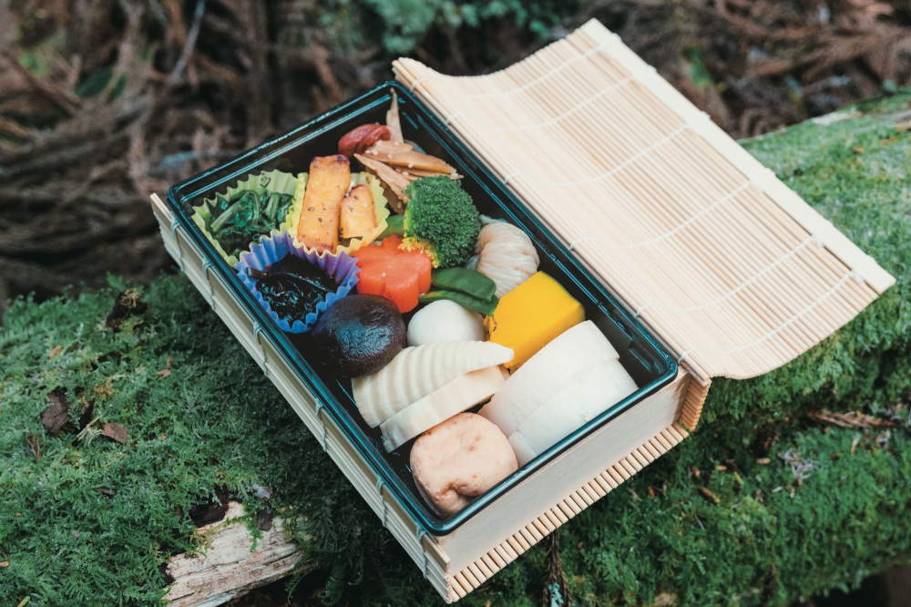Bring a Kumano Kodo bento when traveling the Kogumotori-goe route. It’s full of local mehari-zushi, seasonal vegetables, and mountain delicacies. Reservations are available through Onsen Guesthouse Omuraya in Kawayu Onsen.