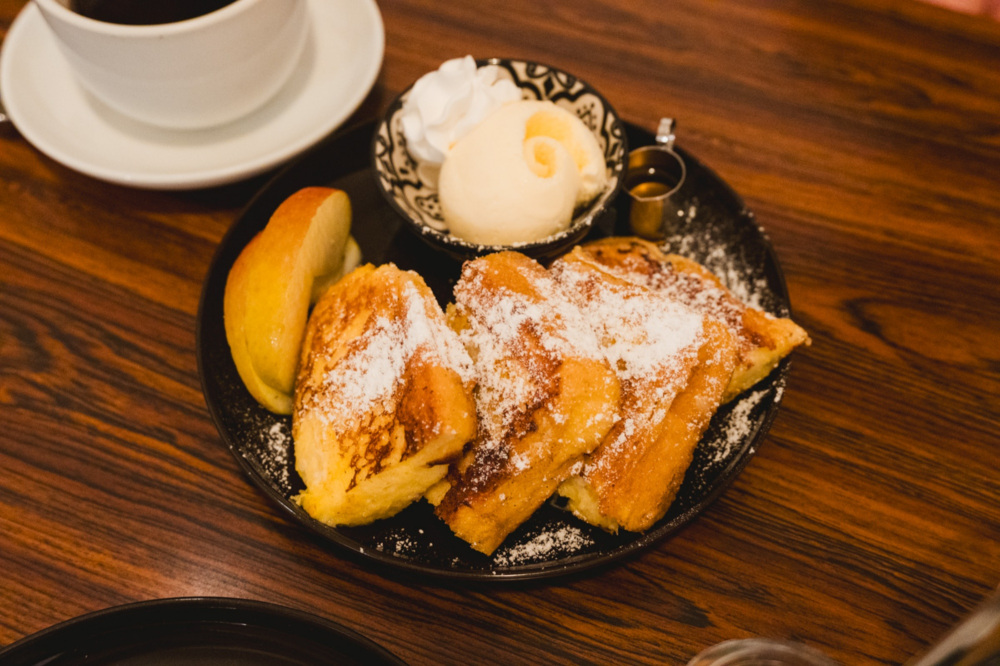 Be sure to try their signature “French toast,” where plenty of butter seeps in and melts in your mouth.