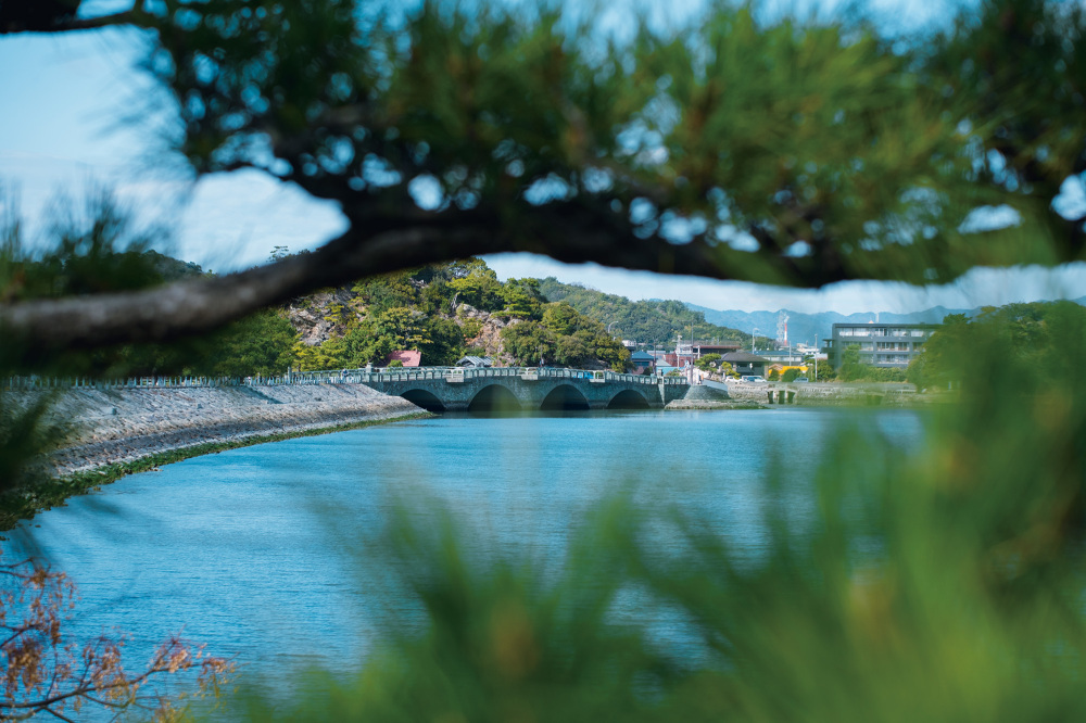 Wakanoura spreads out around the tidal flats at the mouth of the Waka River, south of Wakayama City. Its poetic scenery was also depicted by Utagawa Hiroshige in Rokujū-yo-shū Meisho-zue [Famous Views of the Sixty-odd Provinces].