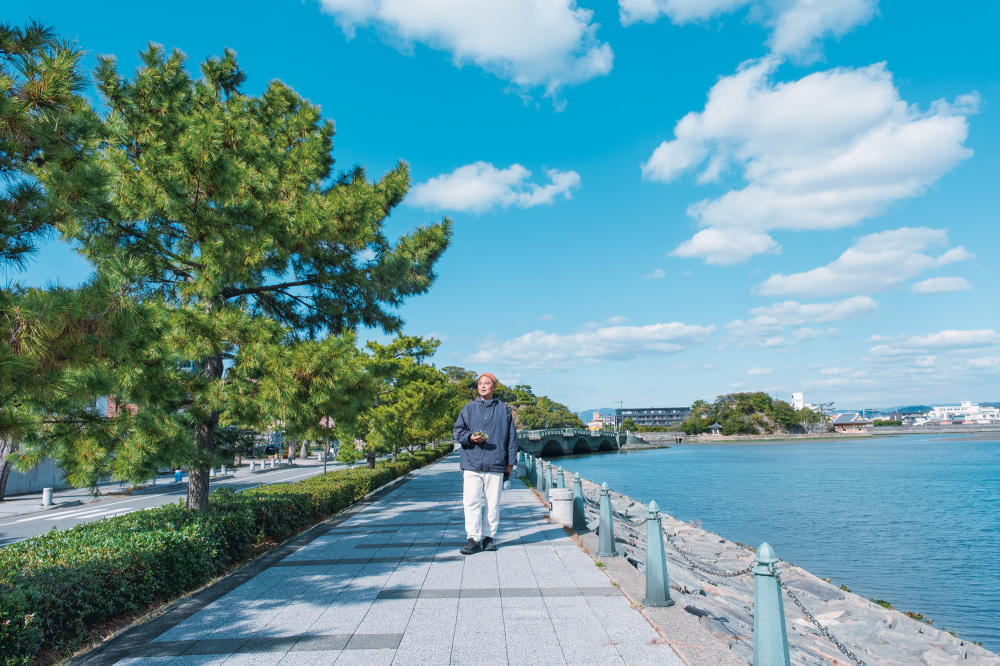 The walking path from Furobashi Bridge to Kataonami Park offers sweeping views of the tidal flats, whose scenery changes with the tide.