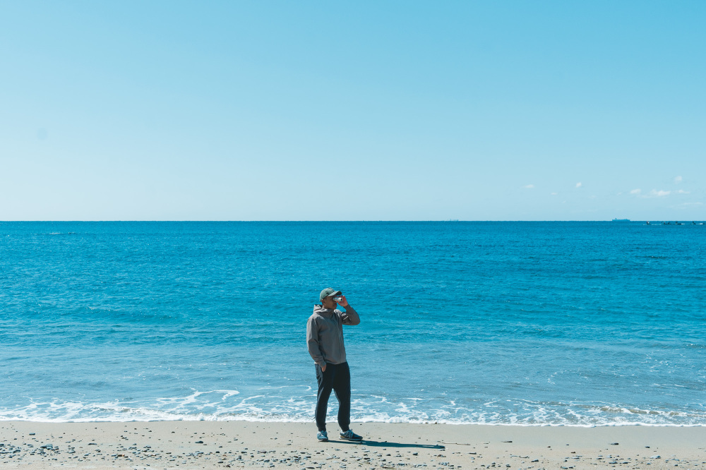 Birdwatching by the sea, where seagulls and black kites circle overhead. Part of the fun is meeting species different from those of the rural inland hills (satoyama).
