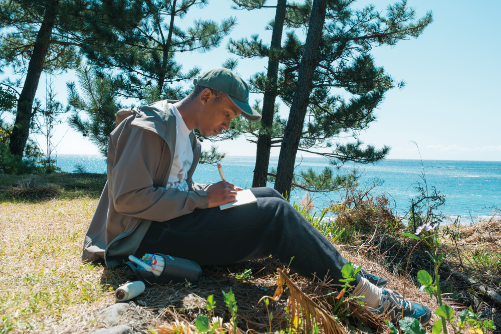 At Iwashiro-oji, facing the sea, Lebo takes out his sketchbook. What is he drawing?