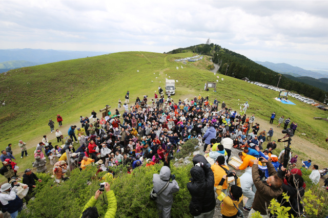 4月：生石高原開山儀式